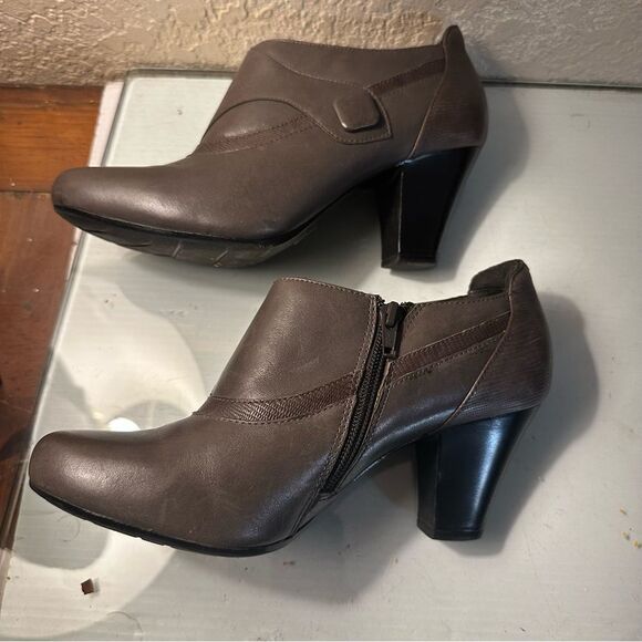 Clark's Bendable Size 9 Chunky Heeled Leather Ankle Booties in Taupe - Picture 7 of 8